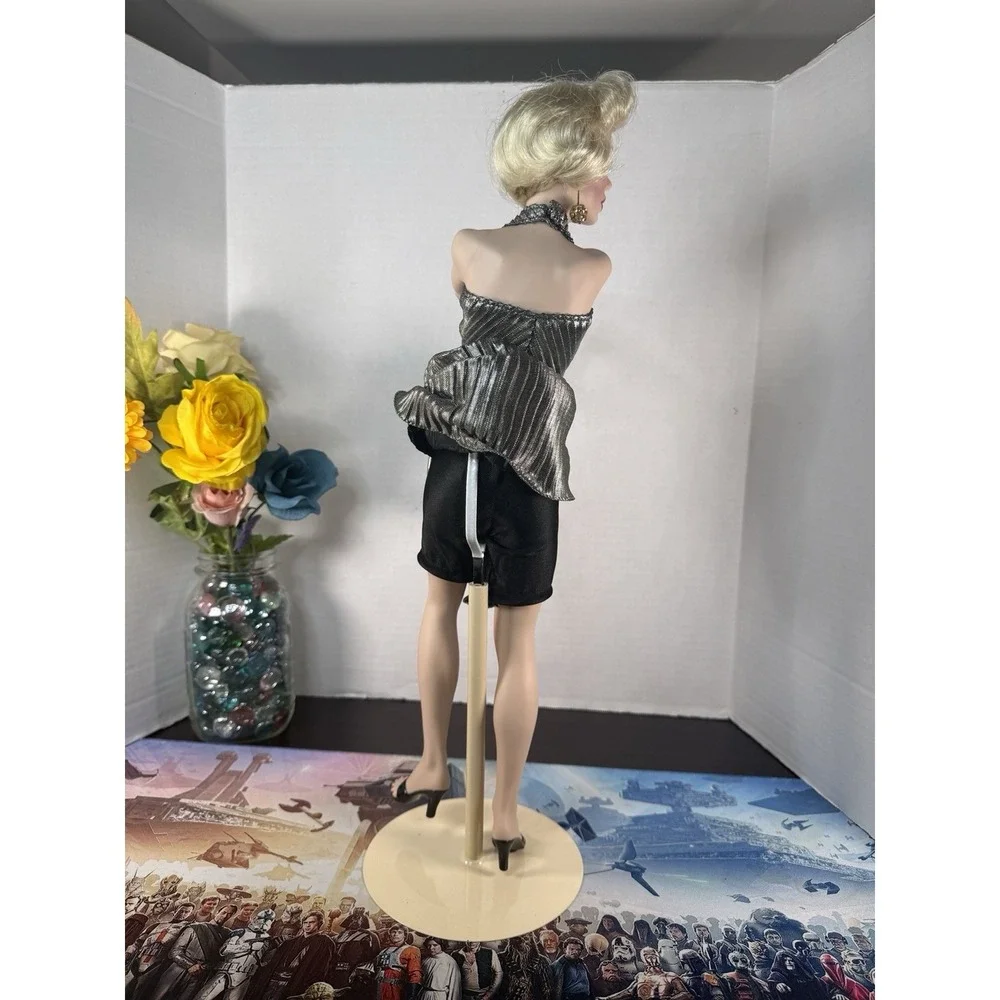 Franklin Mint "Marilyn Monroe" Porcelain Doll 19" Gentlemen Prefer Blondes" 1994 - Picture 6 of 17